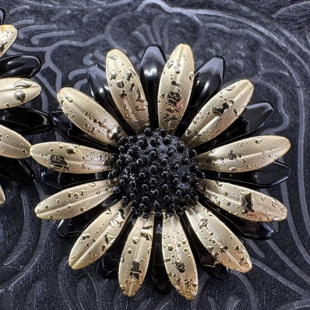 Set Of Two Pair Black Gold Tone Flower Daisy Trifari Round Clip‎ Back Earrings